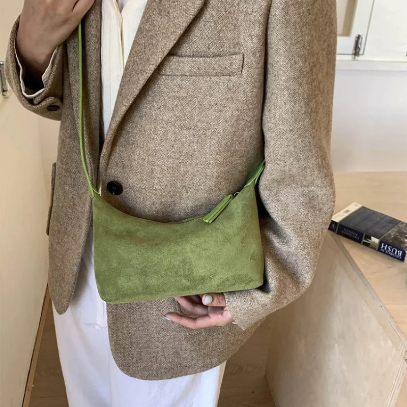 

Chic Convertible Bucket Bag For Ladies That Transforms From Shoulder Carry To Elegant Crossbody Style