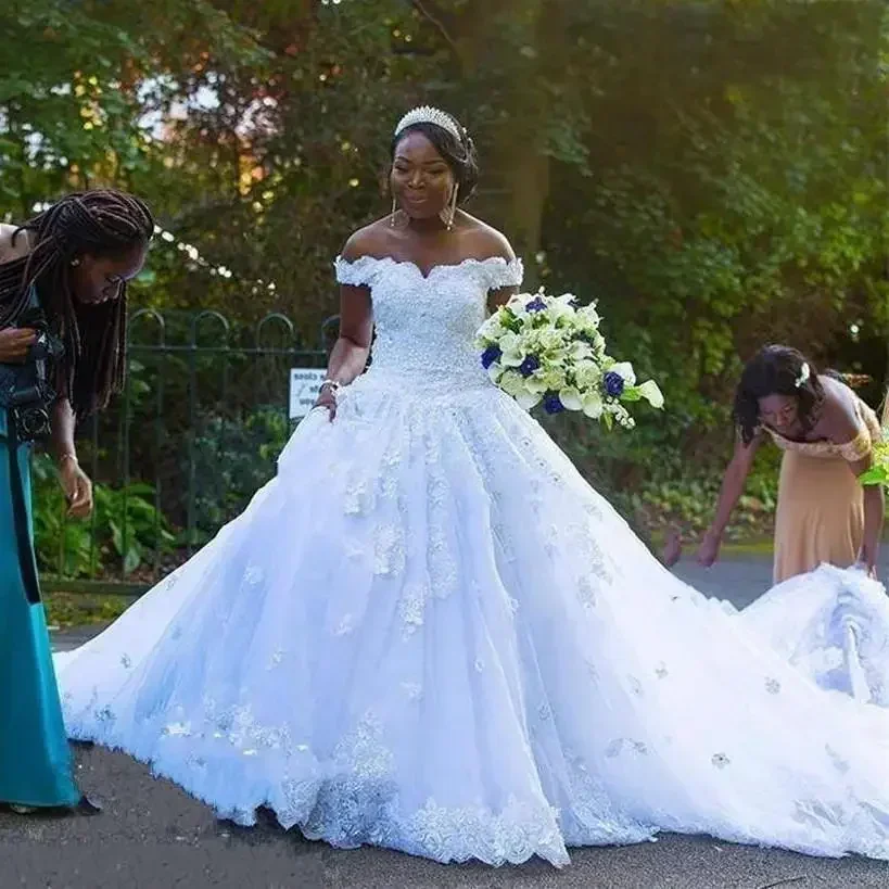 Aangepaste witte Afrikaanse trouwjurken uit de schouder kralen kristallen applicaties kant luxe design bruidsjurken vestidos