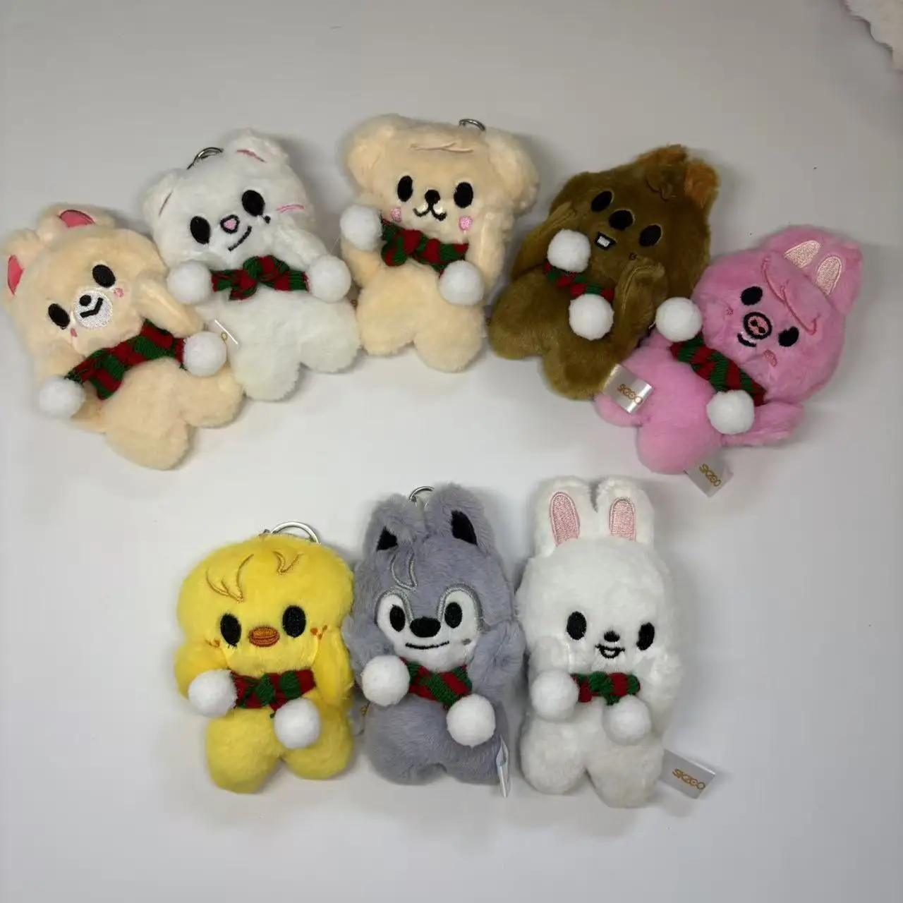 KPOP الضالة الاطفال أفخم المفاتيح دمية مغناطيسية SKZ فول العين يرتدي وشاح عيد الميلاد عناق الوجه المغناطيسي دمية المفاتيح لعبة أطفال