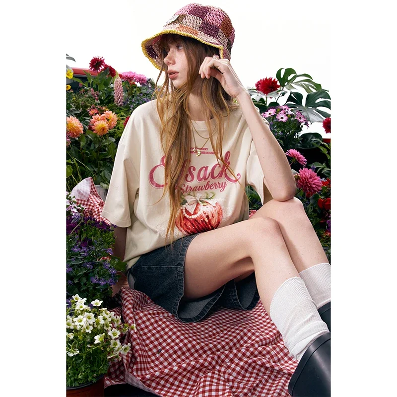 ELFSACK Strawberry Sequin Embroidered Oversized T-Shirt Graphic Print Casual Top Versatile Daily Wear for Women