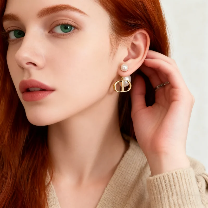 أقراط عصرية مع قرعتين من الأمام والخلف، مقاس بالحروف، مما يزيد من الشعور بالفخامة والأسلوب القديم