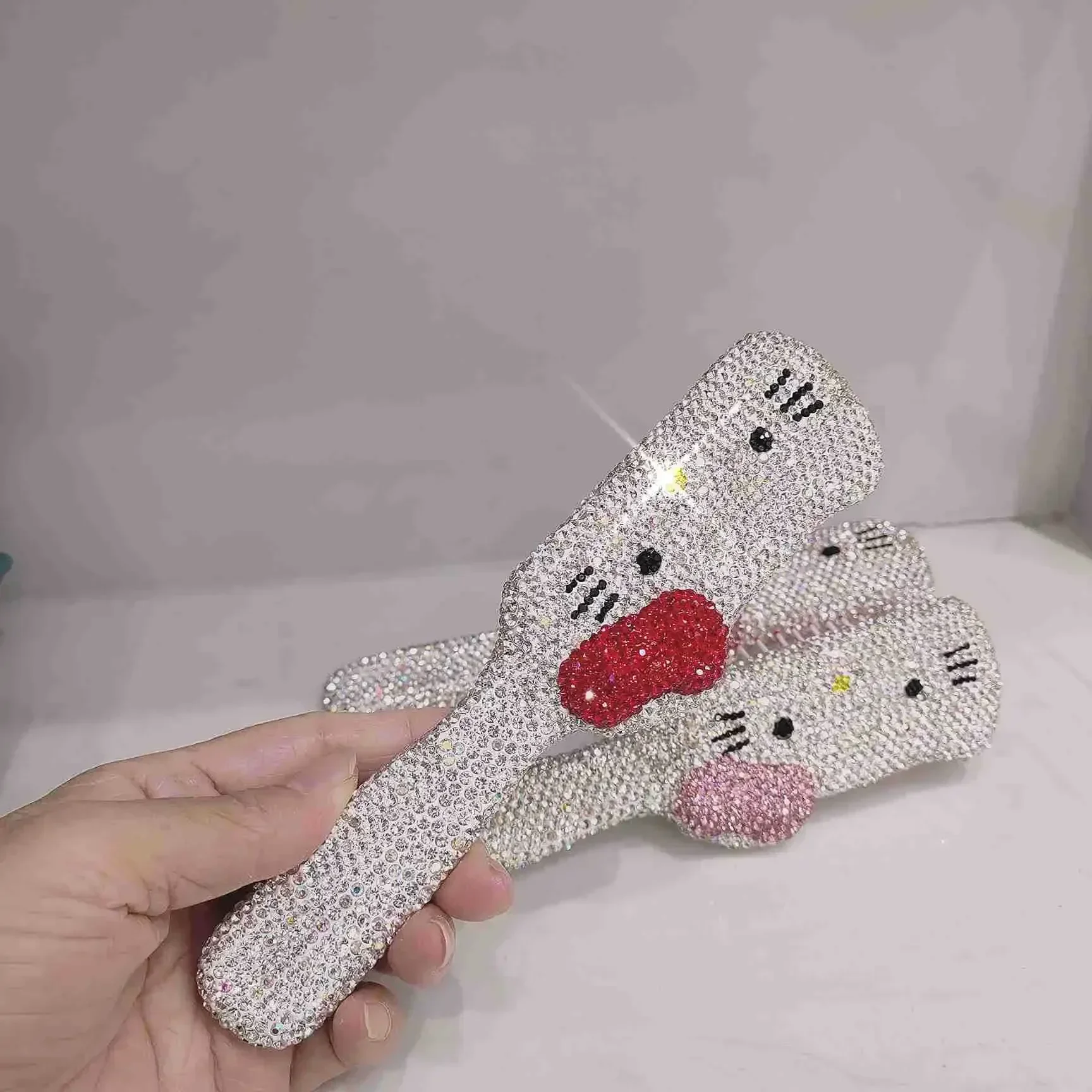 Pettine kawaii Hello Kitty fatto a mano con diamanti pieni Pettine da massaggio anime Capelli ricci Lisci Trucco carino con diamanti incastonati per