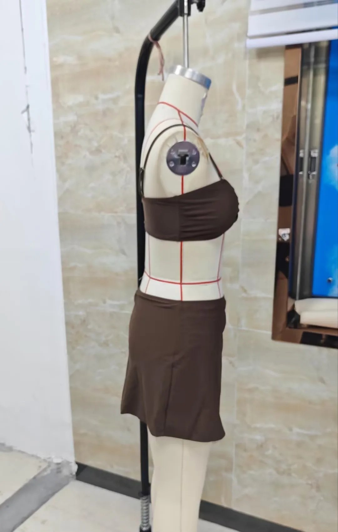 

Женский комплект бикини из 3 предметов: топ-бра на тонких бретелях, стринги и юбка-парео. Стильный купальник.