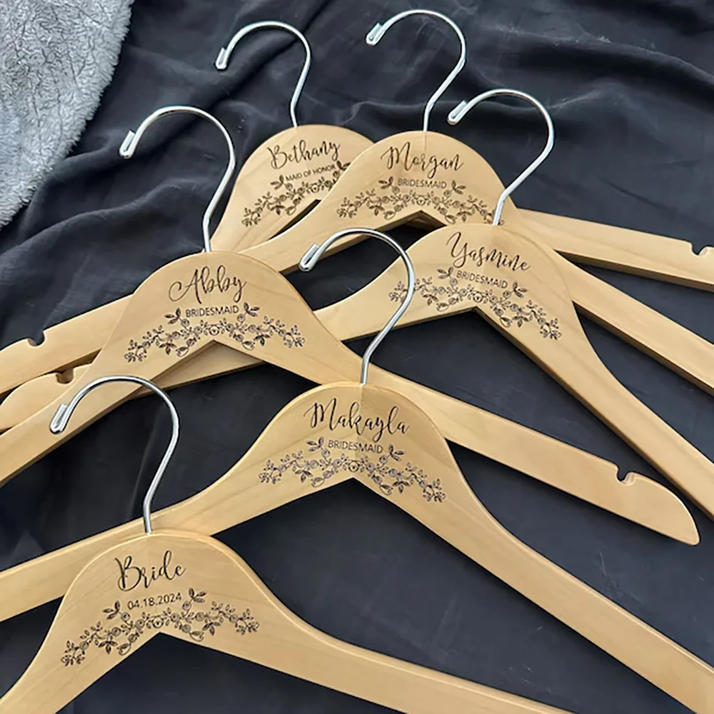 Personalisierter Hochzeits-Kleiderbügel Gravierter Brautkleid-Bügel Junggesellinnenabschied Brautjungfer Exquisites Souvenir Brautparty Frisch Verheiratet – Detail 4