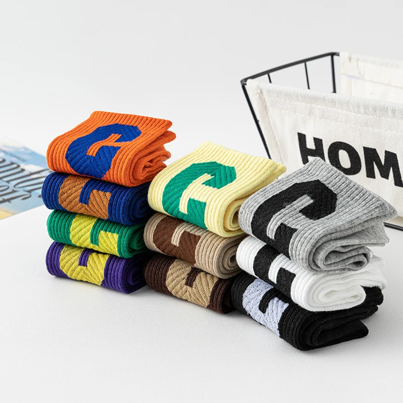5 Pairs of WOMEN\'S High Socks Made of Cotton with Medium to Long Sleeves, Soft and Breathable. Autumn and Winter Colored Letters
