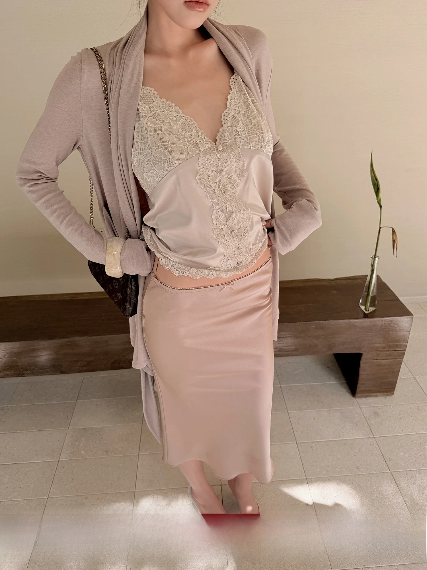 

Женская юбка Hydrae ey Pink Satin с низкой талией, весенняя коллекция, струящаяся, стройнящая, средней длины, с запахом, H-образного силуэта
