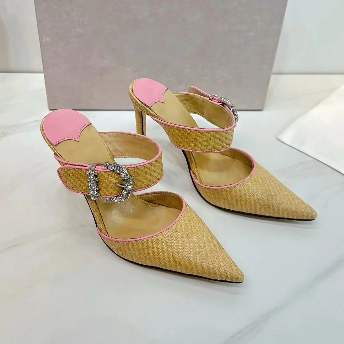 Versión superior 2025 nueva hebilla de diamante Rafi hierba trenzada punta puntiaguda tacón delgado tacón alto medias zapatillas mulas zapatos Bota femenina