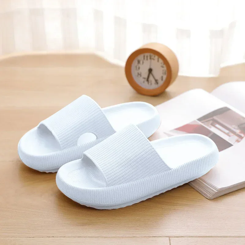 Hoge kwaliteit Vrouwen Dikke Slippers Indoor Home Eva Zachte Zool Kussen Slides Sandalen Vrouw Zomer Antislip Strand Slippers Nieuw