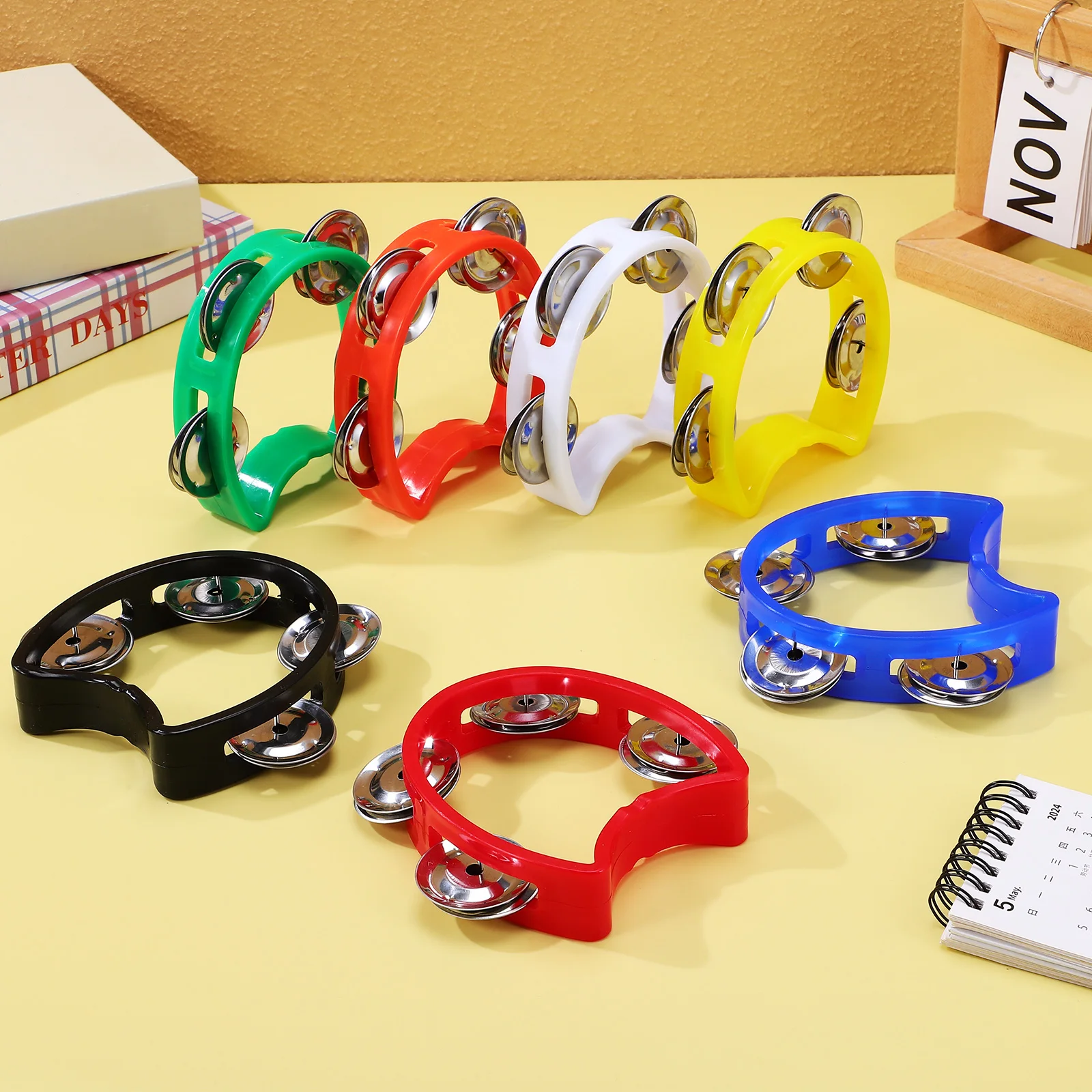 7 pezzi Set di strumenti a percussione per bambini Materiale sicuro Giocattolo musicale Campane a mano di colore brillante Tamburello in plastica per bambini