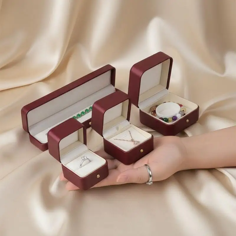 Schmuckboxen aus PU-Leder mit weichem Samtfutter und goldenem Verschluss, perfekt für Heiratsanträge, Hochzeitsgeschenke, Ring- und Halskettenaufbewahrung. – Detail 10