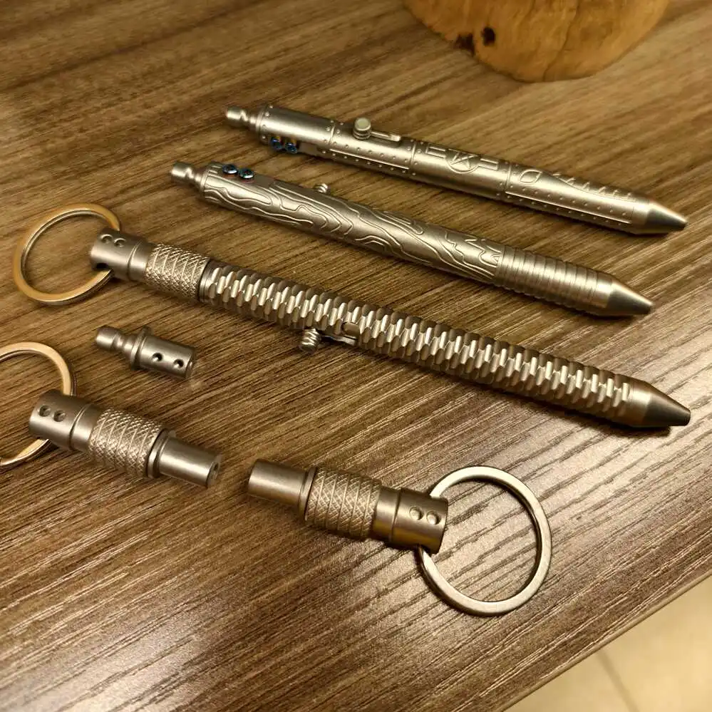 야외 휴대용 EDC 티타늄 합금 방어 전술 펜 빛나는 키 체인 펜던트 자동차 창 깨는 도구