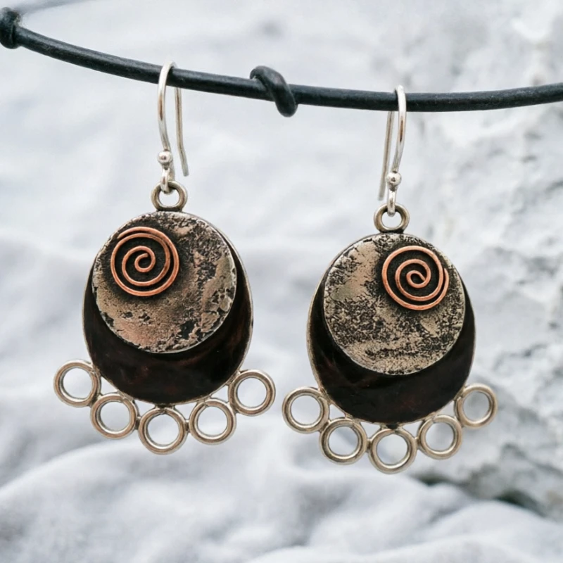 Vintage Einzigartige Wirbel-Kamee Zweifarbiges Design Hängeohrringe für Frauen Ethnischer Stil Mode Bankett Festival Handgefertigter Schmuck Geschenk