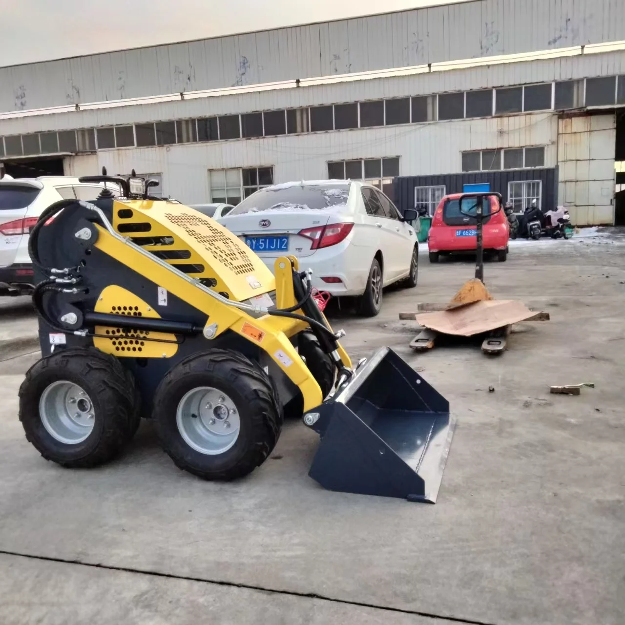 จีน 1.5 ตันใหม่ Mini Track Loader ปรับแต่ง Skid Steer Loader เครื่องยนต์ที่แข็งแกร่งพร้อม Ce Epa สําหรับขาย