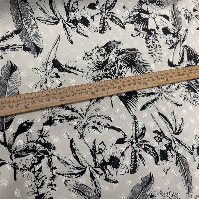 

Жаккардовая шелковистая льняно-хлопковая атласная ткань с перьями. Дизайнерское текстурированное пальто и рубашка. Материал на весну и осень. Премиальный заказ.