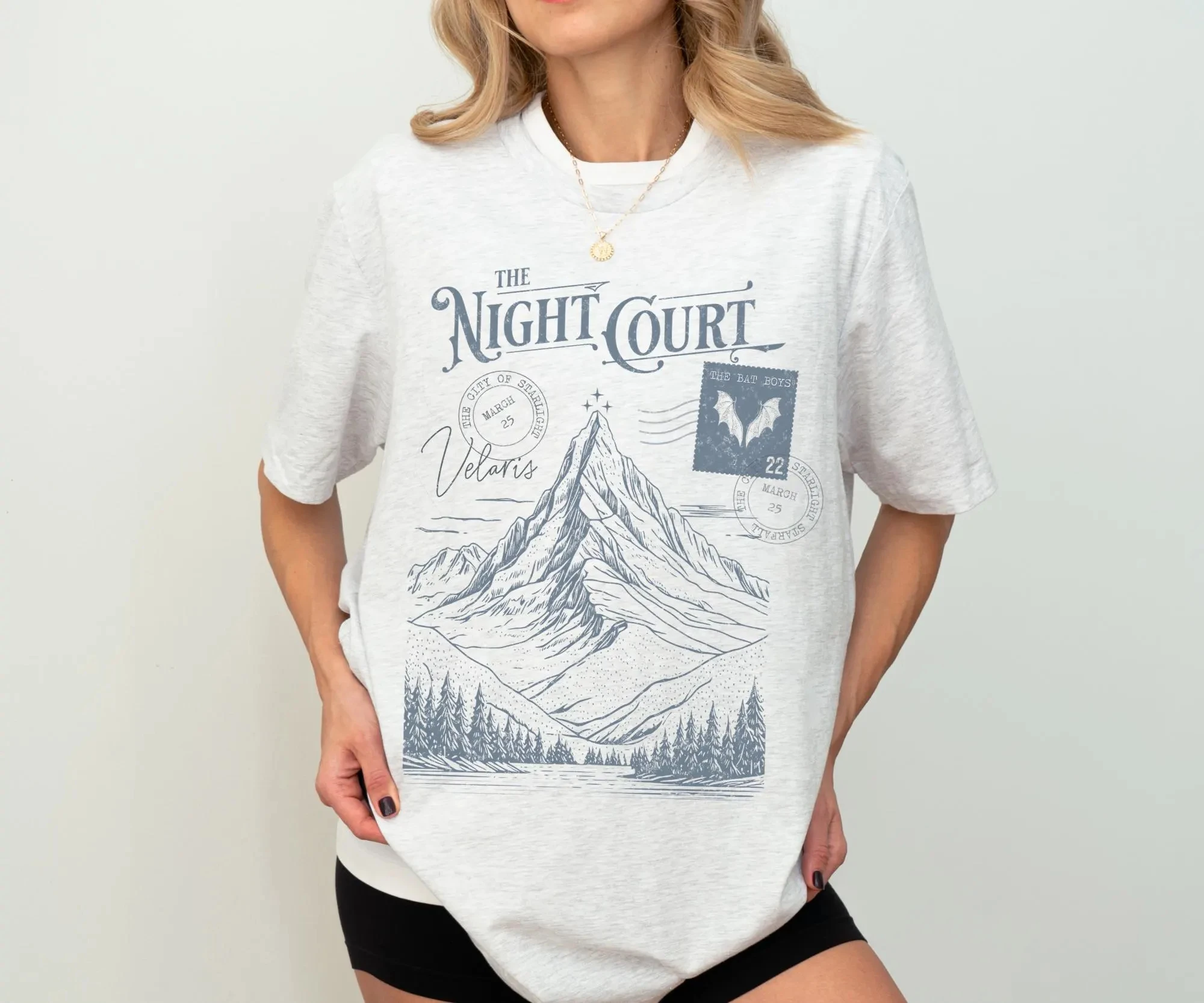 قميص The Night Court Postcard قميص Velaris مرخص قميص ACOTAR Merch ACOMAF Bookish Merch Sarah J Maas قميص المحكمة الليلية #1