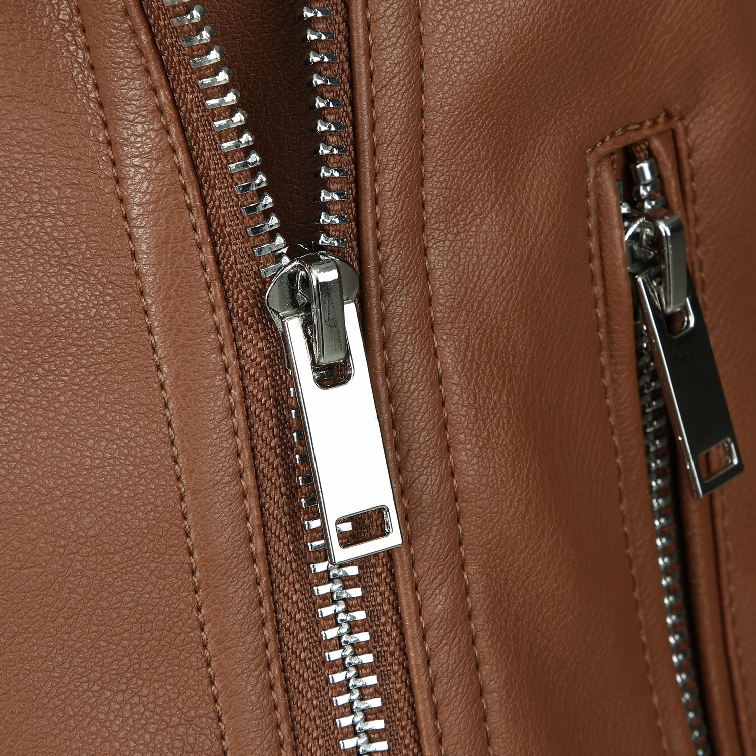 ​ ​   Jaqueta feminina de motociclista pu com cinto ajustável – costura traseira slim fit e detalhes prateados |     2 bolsos |     Marrom/Preto/Branco |     3 estações ​ ​