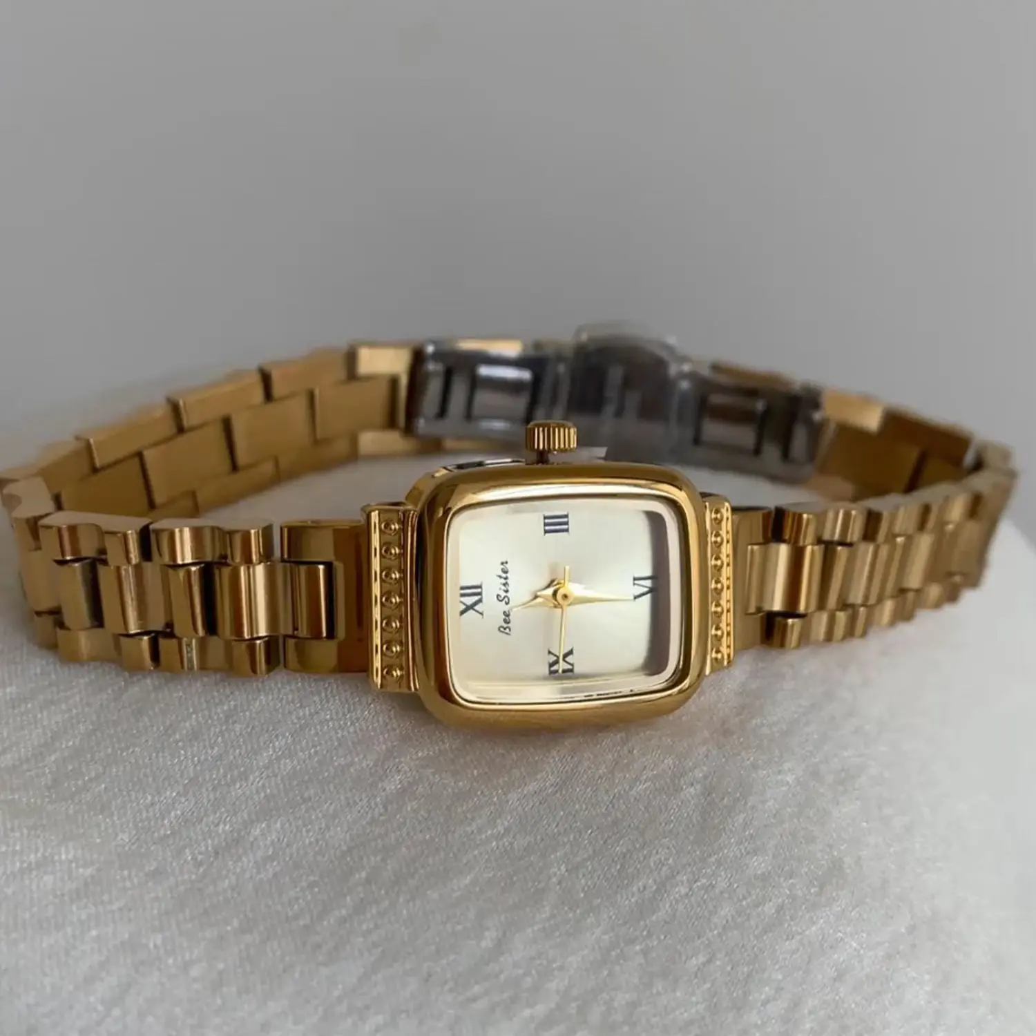 Vintage Quartz Women Watch Small Rectangle Roman Numeral Dial Gold Stainless Steel  Wristwatch Elegant Ladies Bracelet Gift