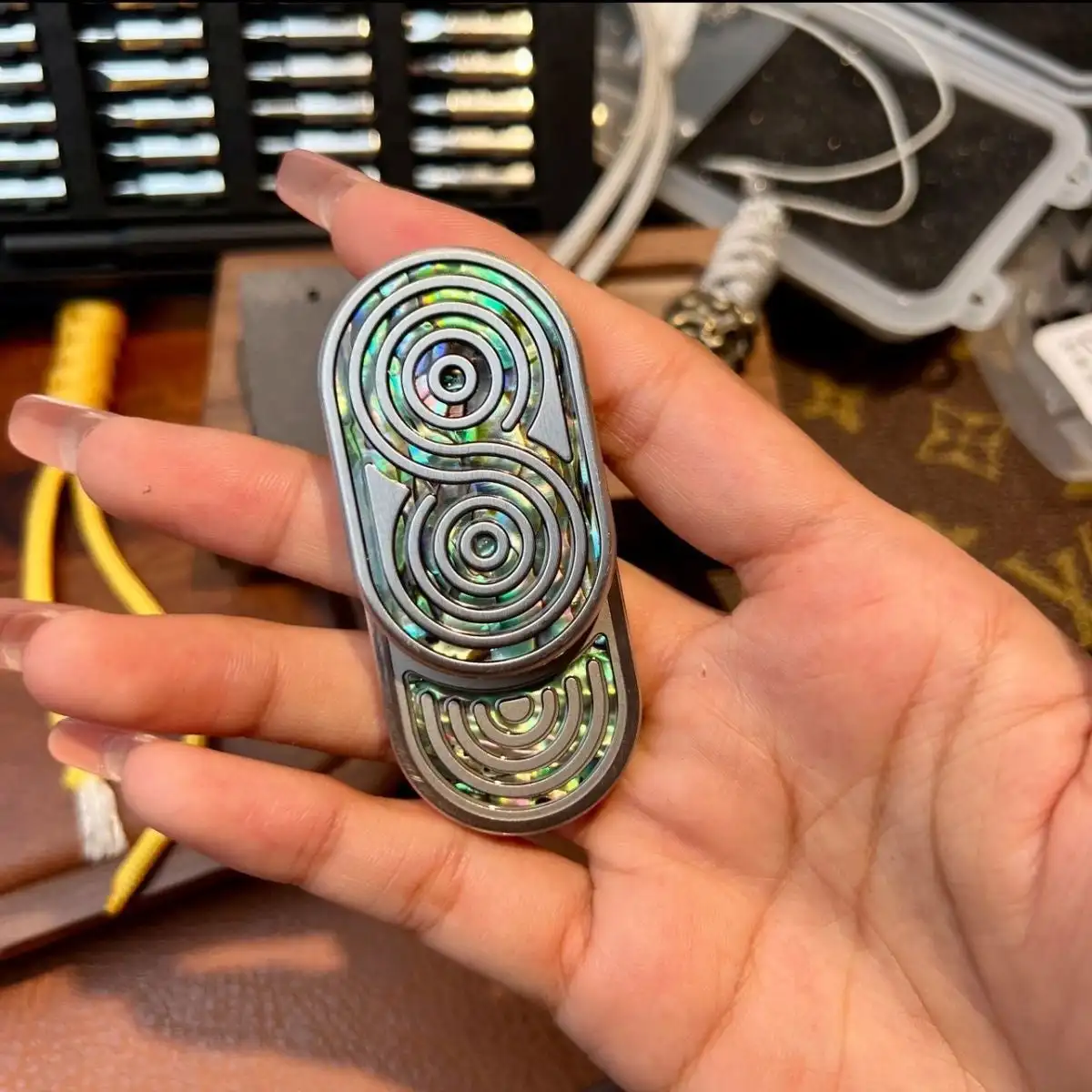 ضوء القمر الأبيض أم اللؤلؤ الإيقاعي Edc بطاقات الدفع الميكانيكية تخفيف التوتر اللعب الدورية بطاقات دفع مستقيمة #4