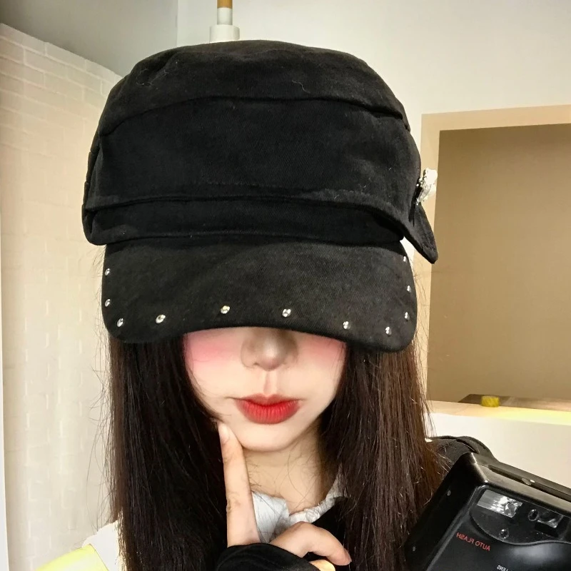 Koreanische schwarze Wildleder-Mütze mit Nieten-Design, Reitermütze für Frühling und Herbst, Retro-Flachkappe, warm und vielseitig, Newsboy-Mütze für Damen – Detail 2