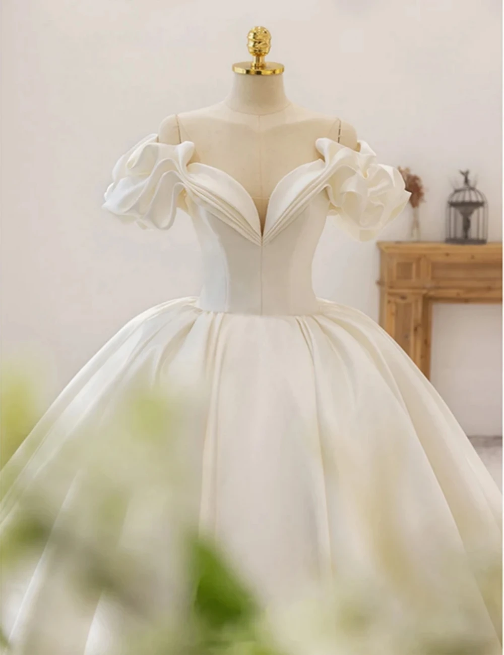 Off The Shoulder Flowers manica corta scollo a cuore Lace Up Back abito da sposa in raso con strascico cappella