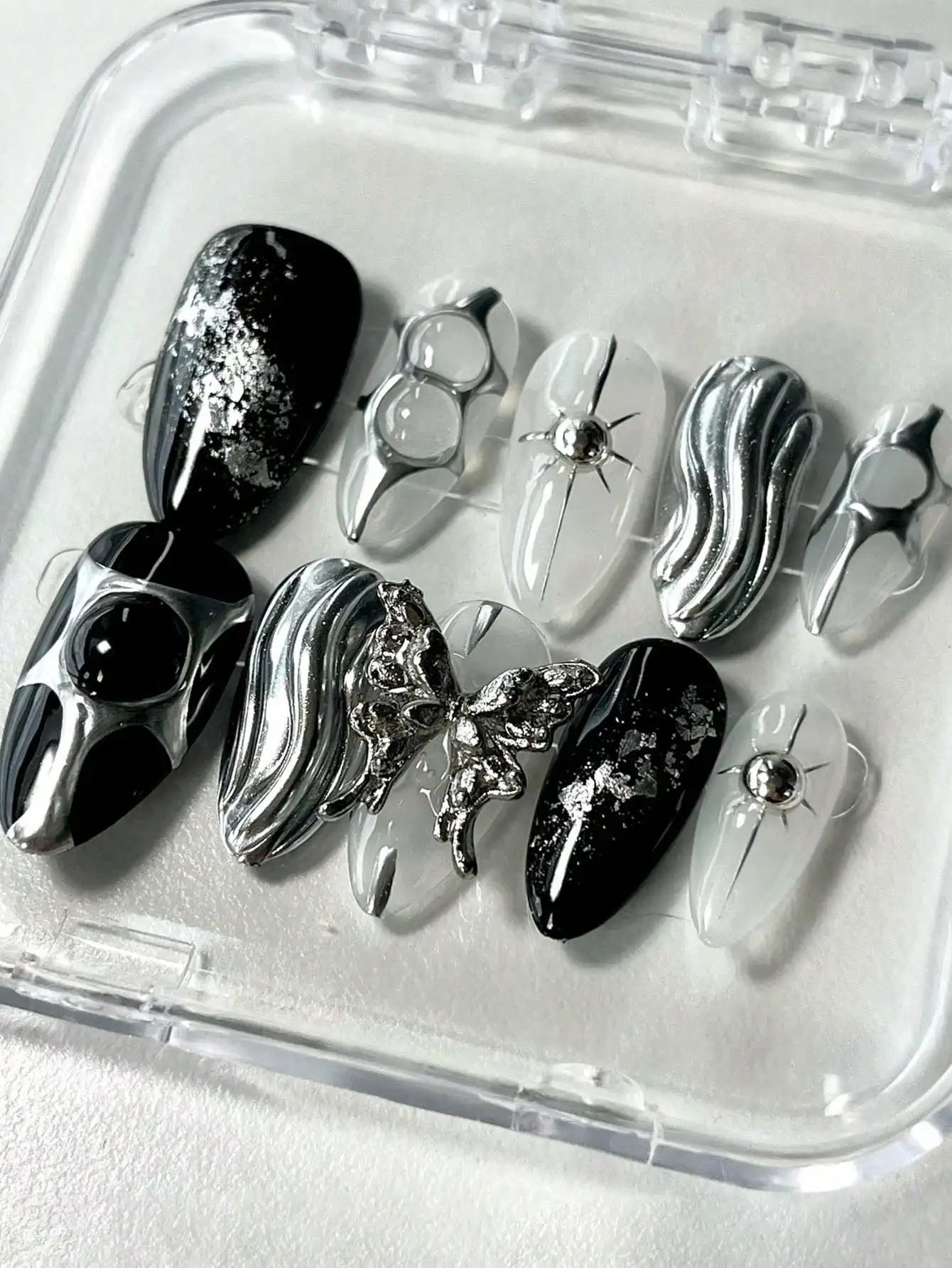 10-Piece Set of Dark Metallic Butterfly Liquid Silver Long Almond-Shaped Cool-Style Press-On Nails, Suitable for Subculture Daily Wear, Y2K Millennium Hot Girl Street Style, Niche Parties, Dark Atmosphere Photoshoots, Leather Outfits / Workwear Matching.
