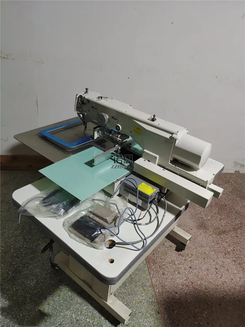 จักรเย็บผ้ารูปแบบอุตสาหกรรม ถุงมือผ้าฝ้าย คอมพิวเตอร์ไดรฟ์ตรง เครื่องจักรเย็บโลโก้ผ้าหมวกอัตโนมัติ