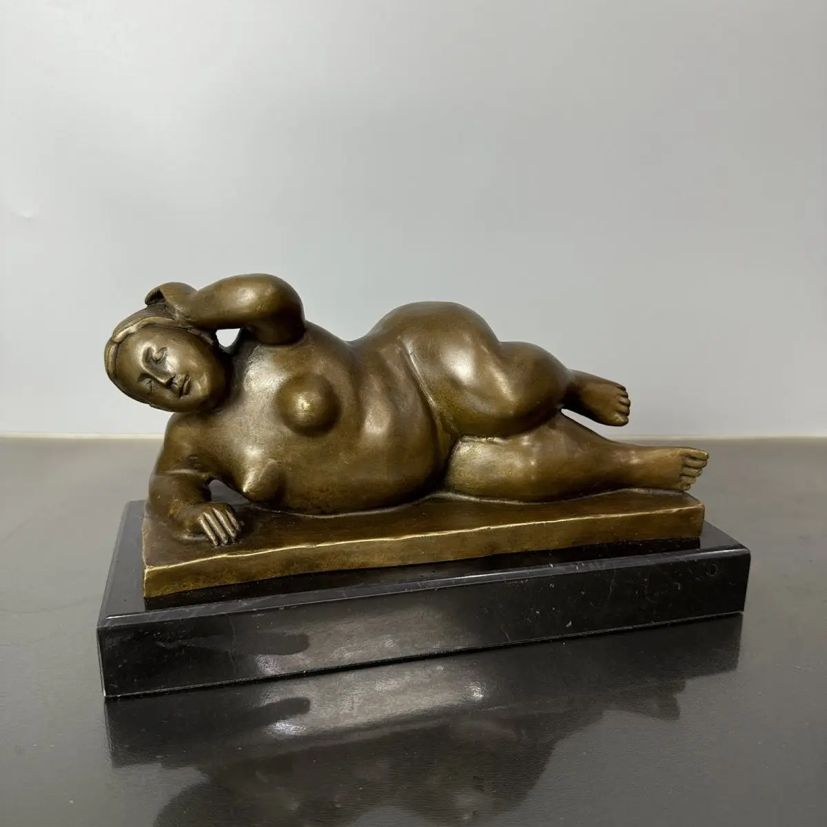 Bronze Woman Lying Down Statue by Fernando Botero Famous Sculpture Replica for Home Office Decoration