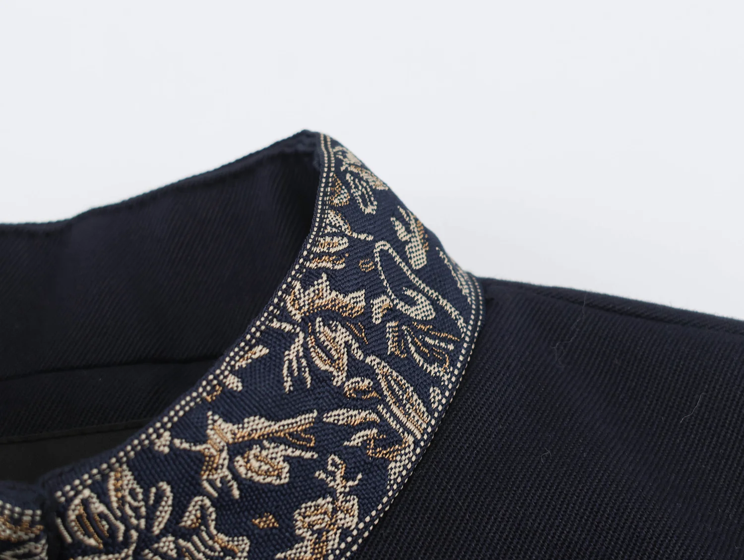 Damen Herbstmode, bestickte Jacken, elegante Jacken mit Stehkragen und Knöpfen, schwarze Jacken, Freizeitjacken, langärmelige Vintage-Napoleon-Jacken. – Detail 8