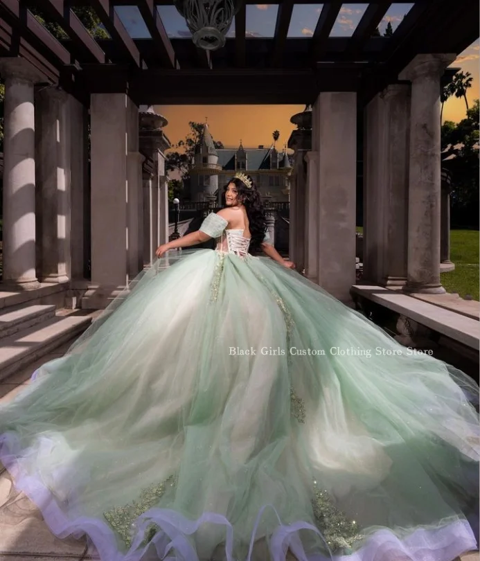 ชุดเจ้าหญิง quinceanera สุดหรู2024คอร์เซ็ทแบบเปิดไหล่ข้างหนึ่งมีโครงผ้าโปร่งประดับด้วยลูกปัดกระโปรงโอเวอร์ไซส์ที่มีสายคาดเอว