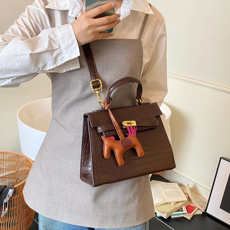 

Unique Casual Messenger Purse Bag For Women Daily Outing With Crossbody Strap And Simple Minimalist Design