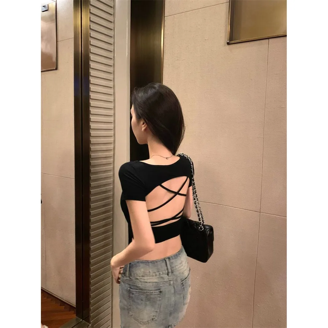 Design sense hollow out backless square neck short sleeved T-shirt for women in 2026 summer, unique slim fit, heart mechanism, s