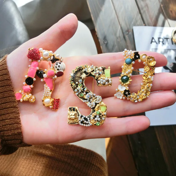 SKEDS أنيقة قصر نمط النساء الفتيات موضة رسالة اللؤلؤ كريستال بروش شارات موضة رائعة خمر دبوس لسيدة