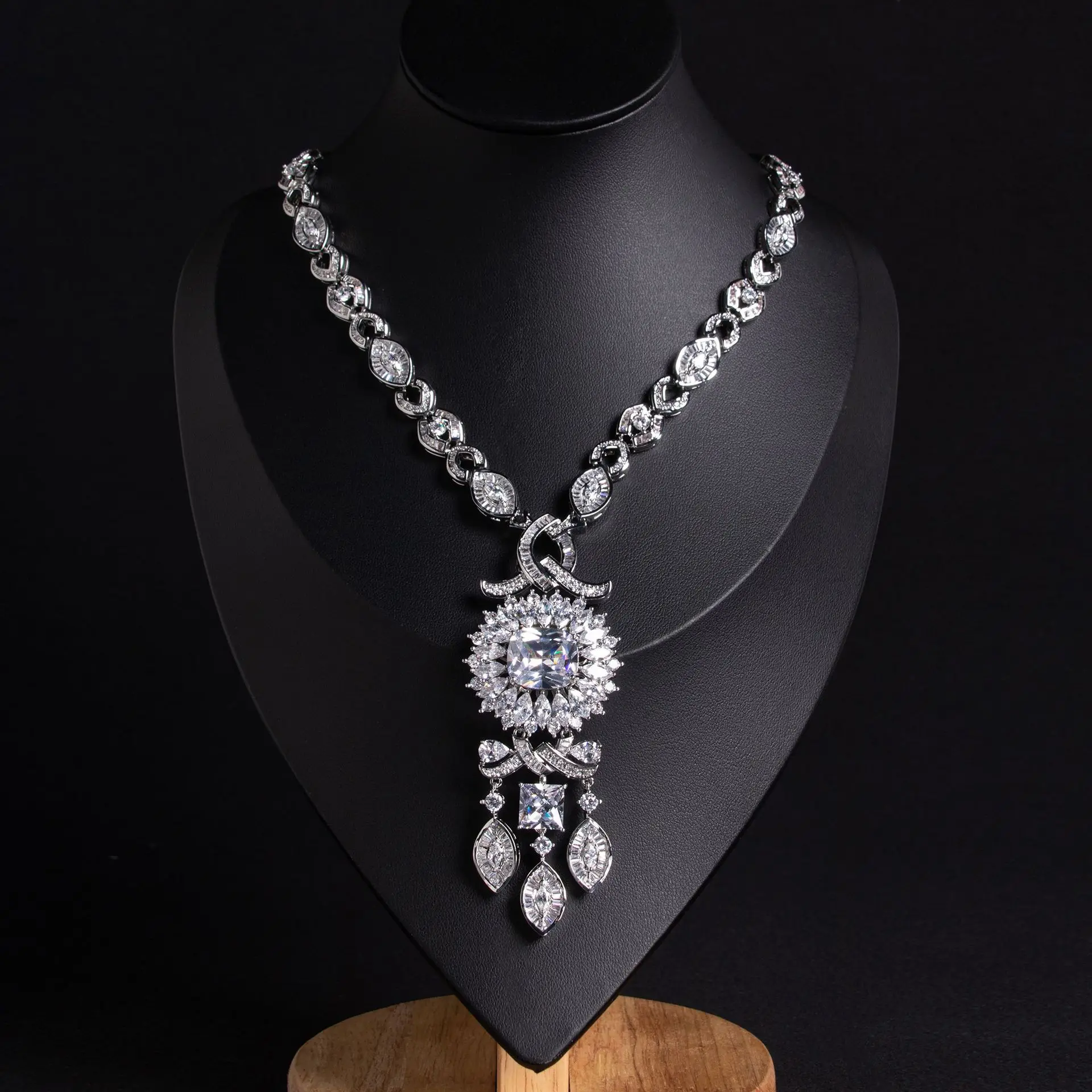 Haute Feeling Girasole Grande Carat Collana Ciondolo Gioielli Vestito Sposa Donne Prom Party Fidanzamento Accessori M-248