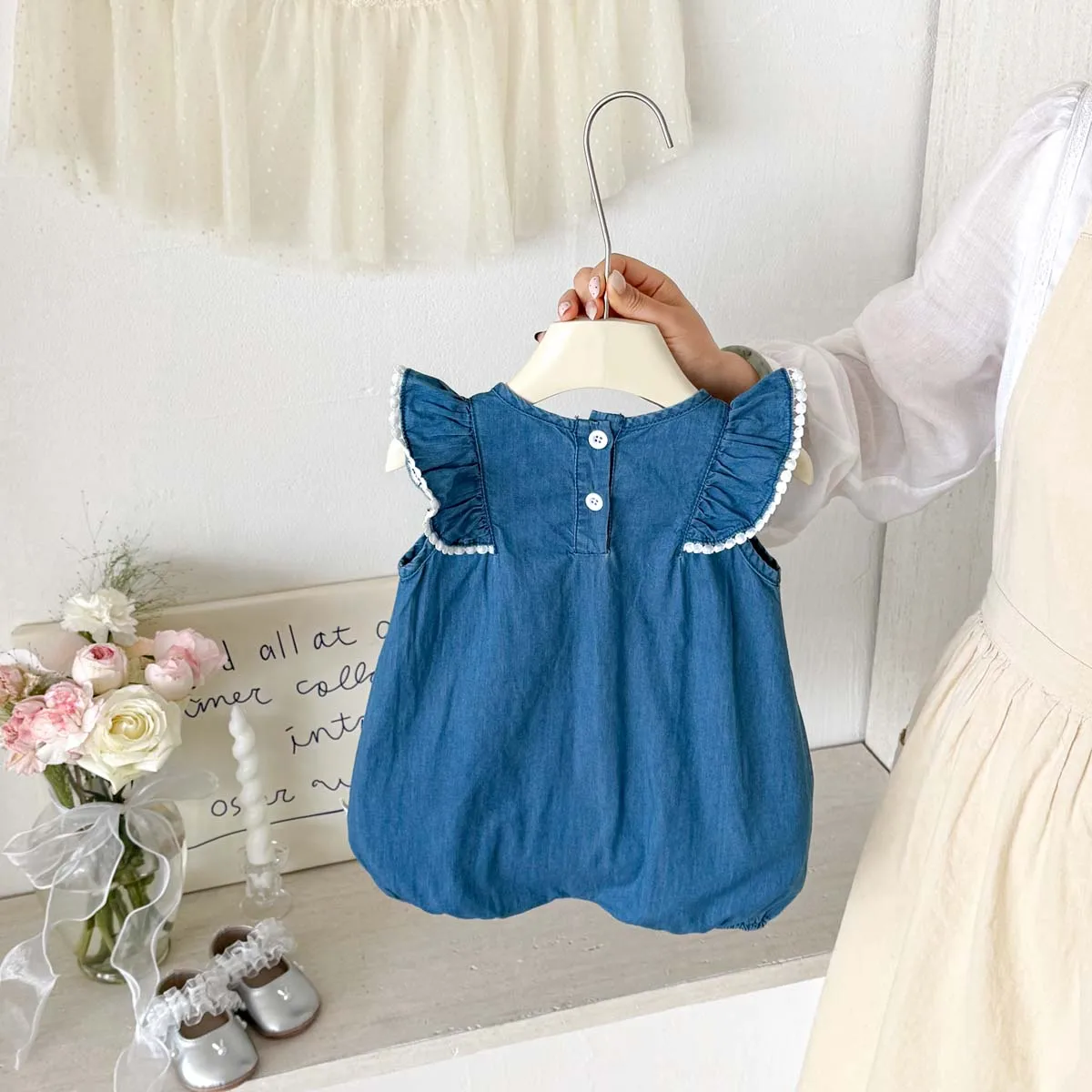 Summer Baby Girl Denim Flying Sleeve Jumpsuit Baby Girl Simple Fashion Embroidered Jumpsuit, Perfect for Indoor and Outdoor Wear