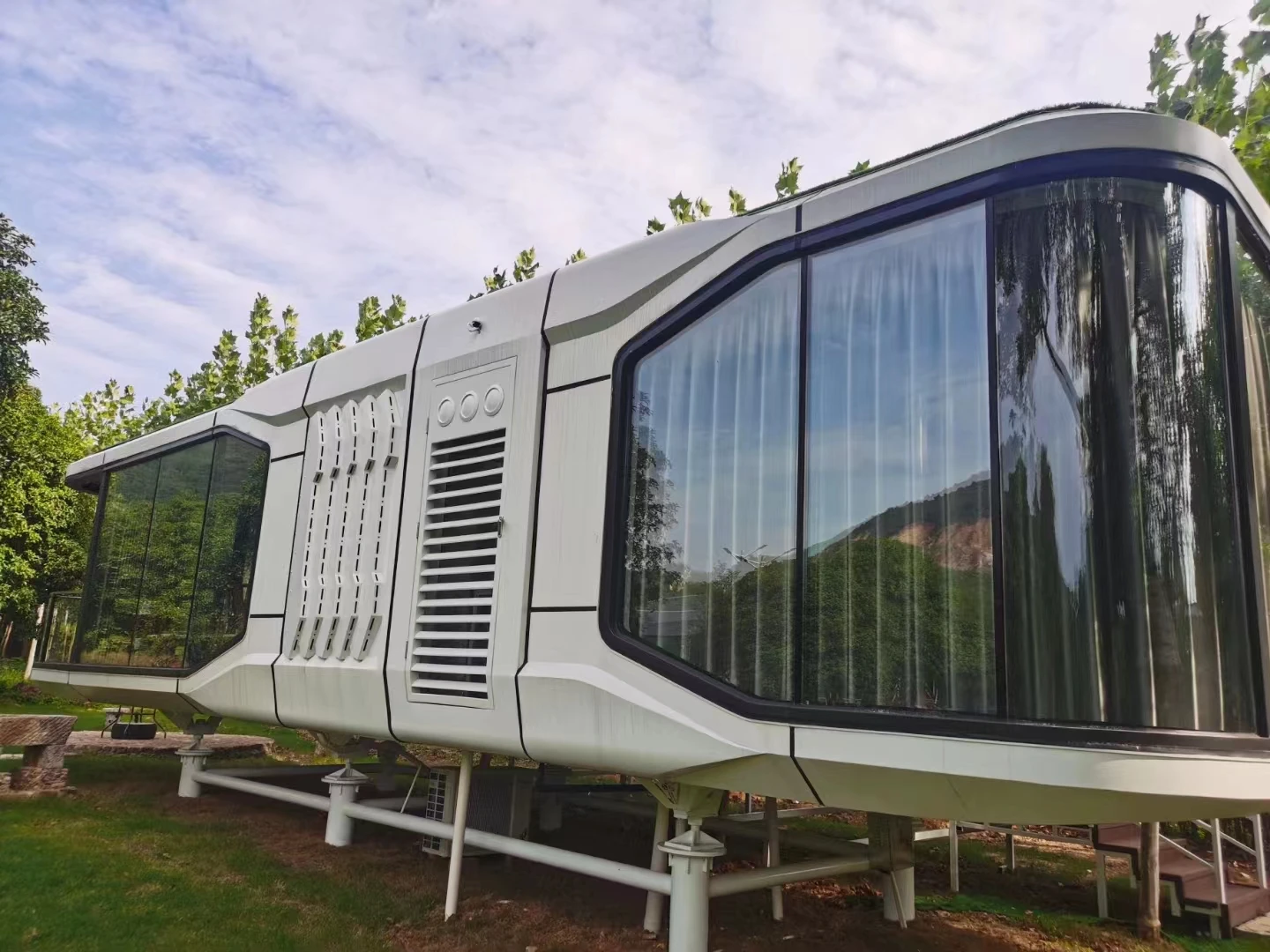 Customize pre fabricated steel structure mobile hotel modular Eco container capsule house for sale