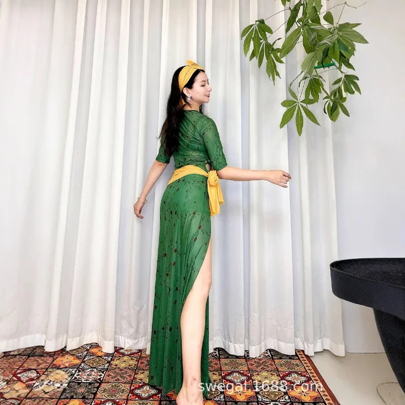op maat gemaakte buikdanskostuum oefenoutfit met groene achtergrond retro rozenprint mesh gewaad baladi folk gewaad exotische danskleding
