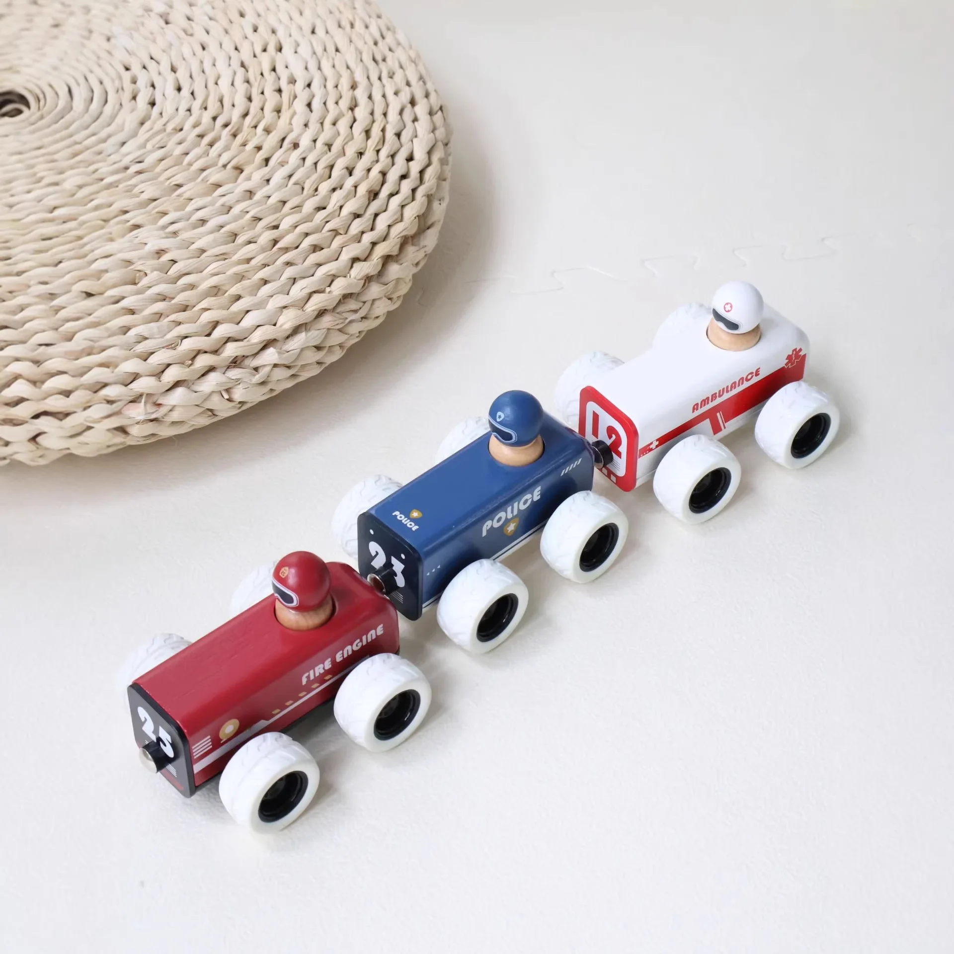 รถของเล่นเด็กสนุกๆ รถตำรวจ รถพยาบาล ไม้ แบบดึงหลัง ของขวัญสำหรับเด็กชายและเด็กหญิง