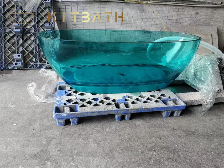 Vasca da bagno in resina trasparente nella vasca da bagno