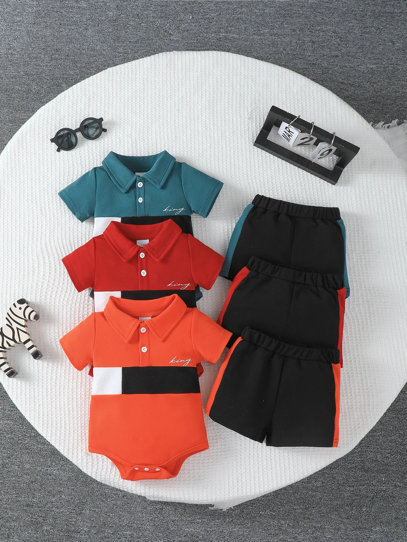 

6pcs Men's Baby and Children's Multi color Splicing King Letter Pattern Printed Collar Triangle Ha Yi and Shorts Casual Set