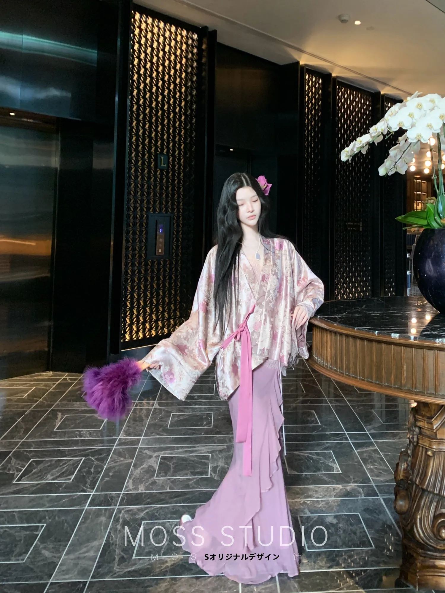 

Новый женский комплект в китайском стиле Moss Studio: куртка с цветочной вышивкой и поясом, а также юбка-халтер, комплект из двух предметов для весны.