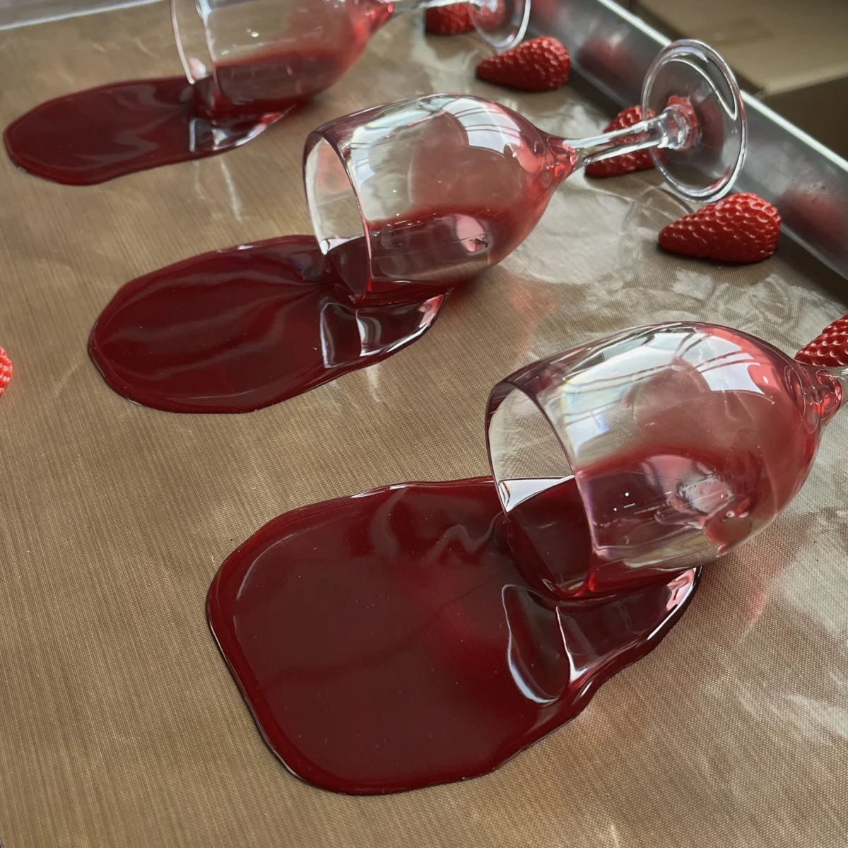 Copo de vinho tinto derramado, suco, brincadeiras decoradas, brinquedos de festa, modelos de comida simulada, adereços falsos, f
