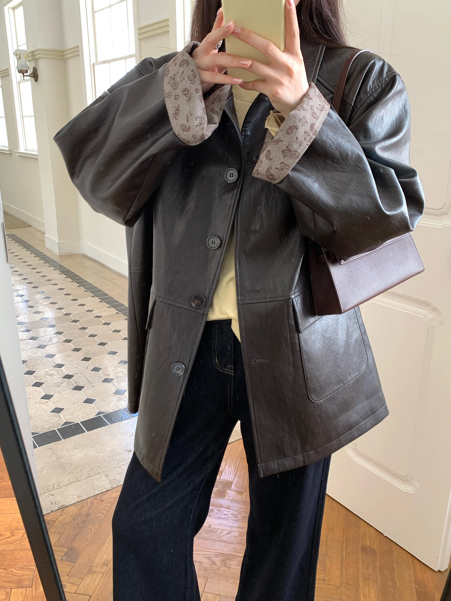 جاكيت نسائي كبير الحجم من NAZ بتصميم خريفي عصري من الجلد الصناعي والأسلاك المعدنية، بقصة فضفاضة وتصميم ريترو بألوان متعددة، بأكمام طويلة وطول عادي.