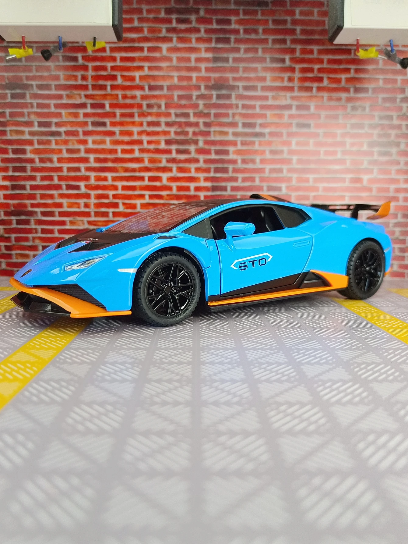1:24 simulación Lamborghini Huracan STO puertas de modelo de coche de aleación y capó de motor, el maletero se puede abrir detalles ricos mano de obra fina