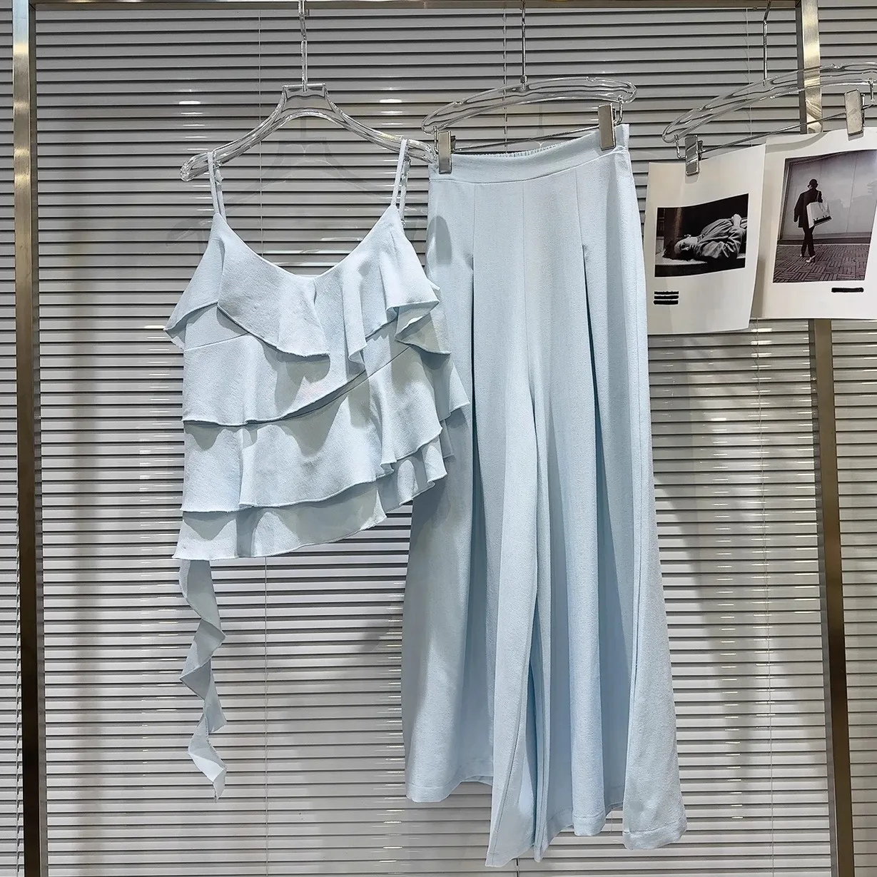 

Лето 2022. Женский модный комплект Sweet Sle с воздушным ремешком + широкие брюки и кружевной отделкой. Модный наряд Long Sve round Ne.