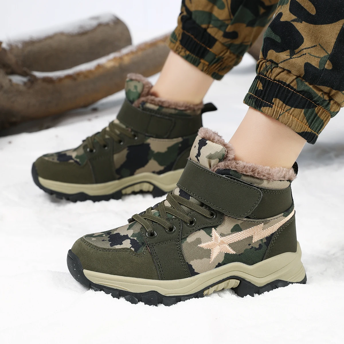 Top medio mimetico verde militare per bambini con stivali da neve in cotone e stivali per bambini in velluto Scarpe invernali in cotone caldo per bambini