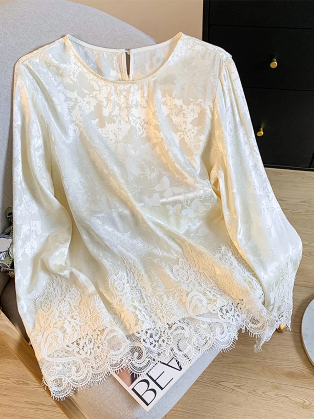 

Новая китайская атласная блузка с кружевными вставками и вышивкой, с круглым вырезом, длинными рукавами, модный женский топ для ношения под одеждой