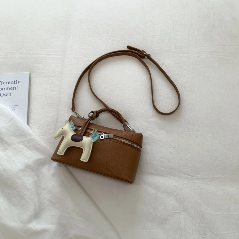 Luxuriöse Handtasche aus Kunstleder mit Kieselstein-Optik für Damen, Umhängetasche mit Henkel und Pferdeanhänger, Retro-Reise-Kosmetiktasche, Schultertasche – Detail 3