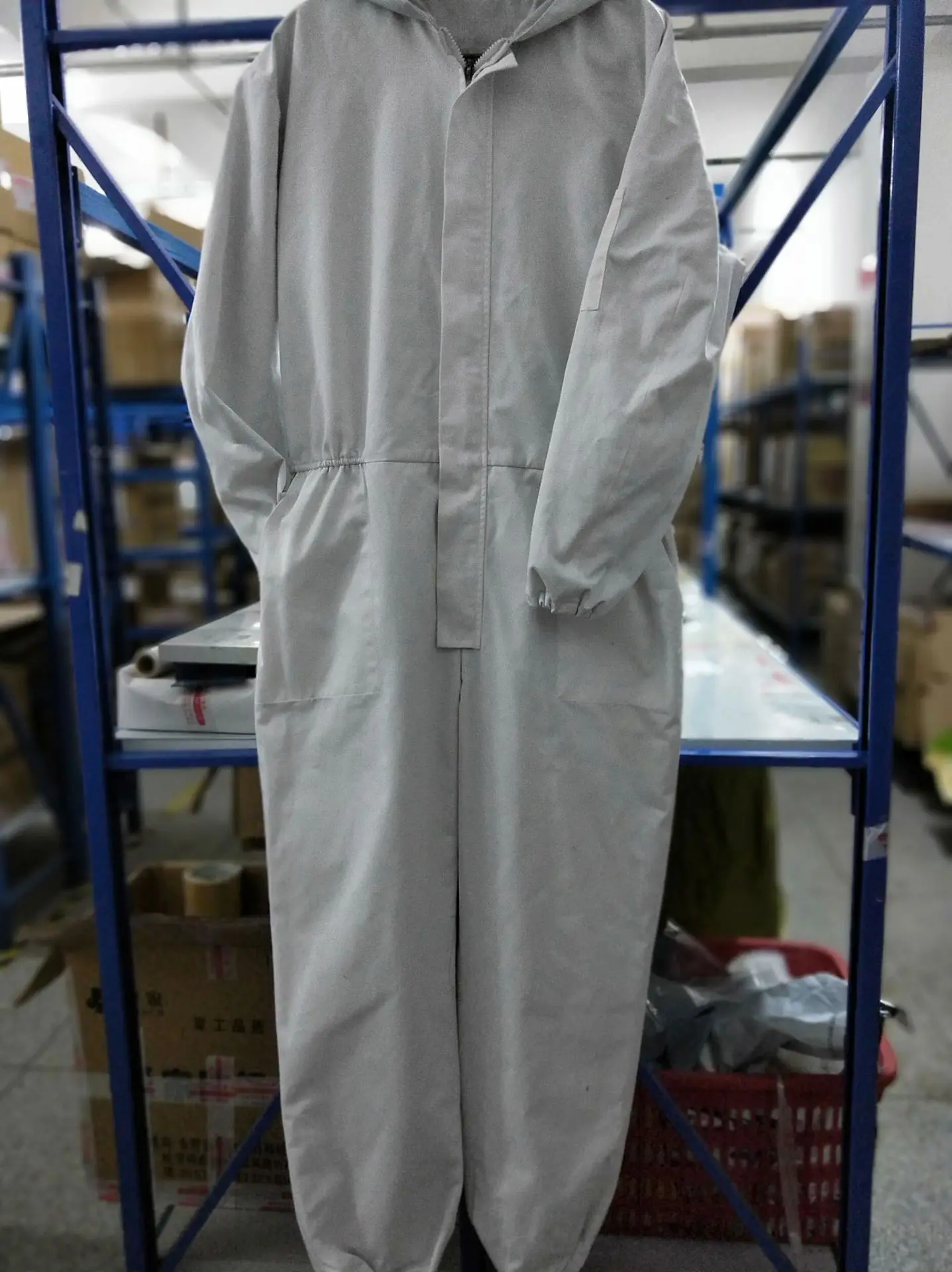 

Лабораторная компьютерная комната для мужчин и женщин используют защитную одежду, комбинезон для защиты от электромагнитного излучения