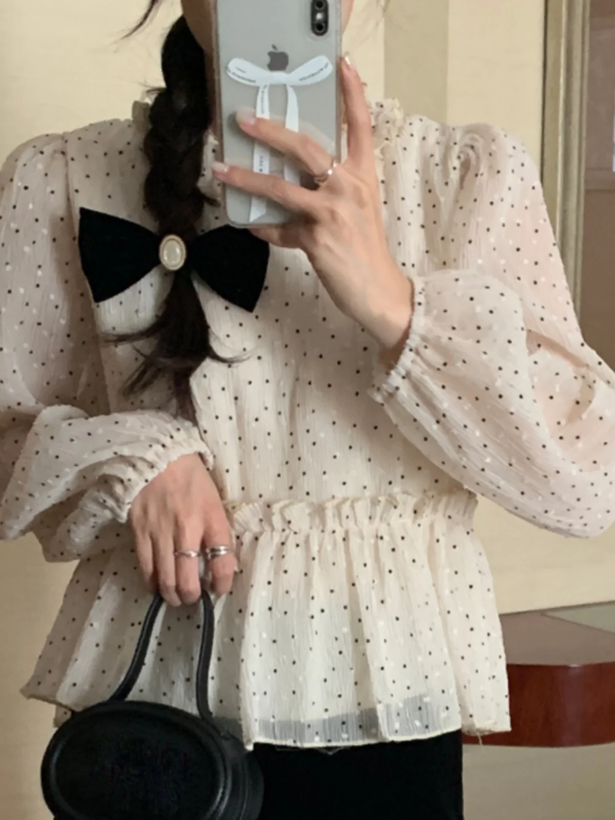 Csa e de bolinhas com manga bufante, csa fena curta e longa com cintura apertada e borda de ão de madeira,...