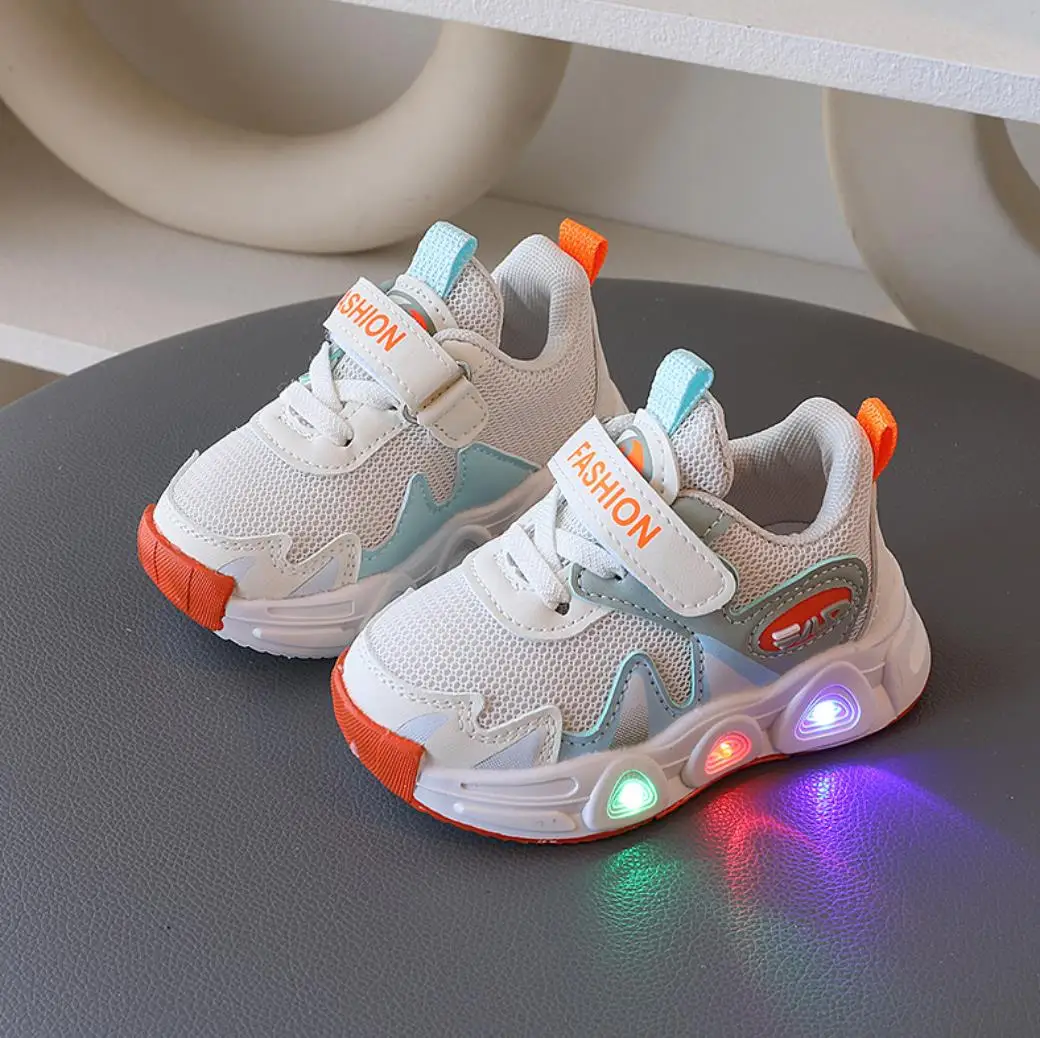 Zapatos de malla transpirable para niños y niñas, zapatillas informales ligeras con luz Led para correr, nuevo estilo, 2024